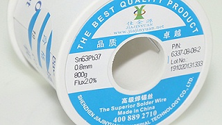 What are the reasons for the splashing of flux during the use of low-temperature tin wire?